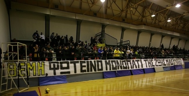 Τα πανό για τον Θέμη στις κοριτσάρες