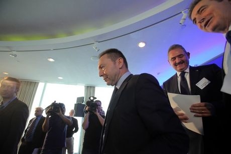 Κλείστε κρατικές βιομηχανίες, για να πάρετε το 1 δισ. ευρώ