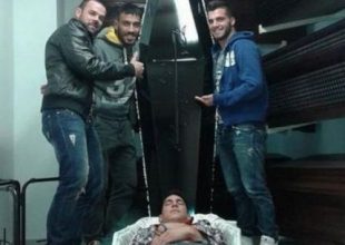 Πόζαραν σε φέρετρο παίκτες του Ηροδότου