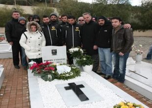 Στην τελευταία κατοικία του Θέμη οι παίκτες της ΑΕΚ