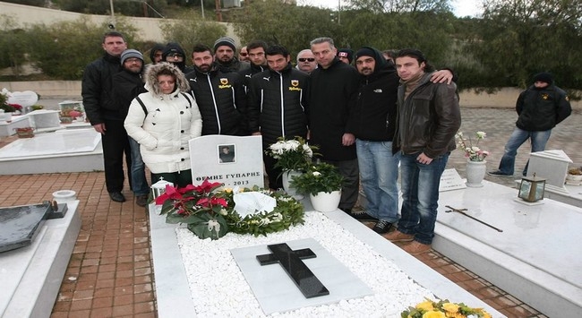 Στην τελευταία κατοικία του Θέμη οι παίκτες της ΑΕΚ