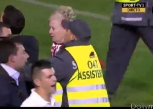 Η πιο ηλικιωμένη εισβολέας σε γήπεδο (vid)