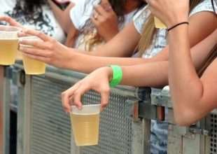 Στο ποτό και το κάπνισμα από μικρά τα Ελληνόπουλα