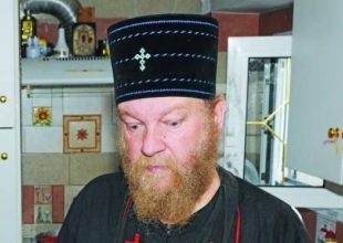 Ο πρωταγωνιστής του ροζ βίντεο με τον παπά από το «Κάτι Ψήνεται»