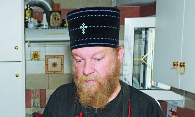 Ο πρωταγωνιστής του ροζ βίντεο με τον παπά από το «Κάτι Ψήνεται»