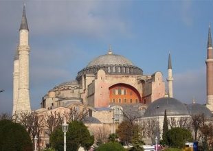 Σχεδόν 21.000 υπογραφές για να μη γίνει η Αγιά Σοφιά τζαμί