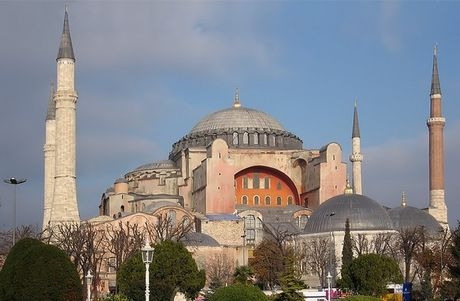Σχεδόν 21.000 υπογραφές για να μη γίνει η Αγιά Σοφιά τζαμί