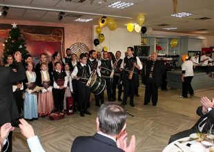 Τα ποντιακά κάλαντα μπροστά στον Τίγρη (vids)