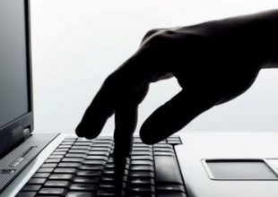 Χειροπέδες σε νεαρό που εκβίαζε μέσω facebook 19χρονη