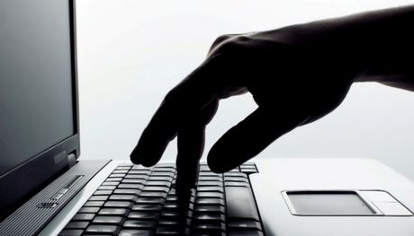 Χειροπέδες σε νεαρό που εκβίαζε μέσω facebook 19χρονη