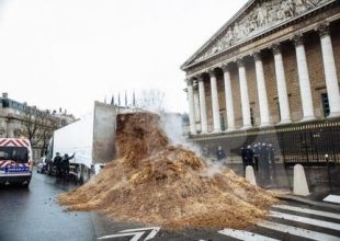 Φορτηγατζής άδειασε κοπριά έξω από τη Γαλλική Εθνοσυνέλευση