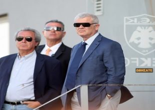 Γονατιστοί ζητάνε συγγνώμη από τον Τίγρη