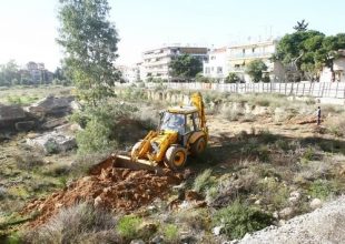 Μπουλντόζες στο μαγικό οικόπεδο! (pics)