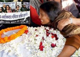 Την βίασαν δύο φορές ομαδικά και την έκαψαν ζωντανή