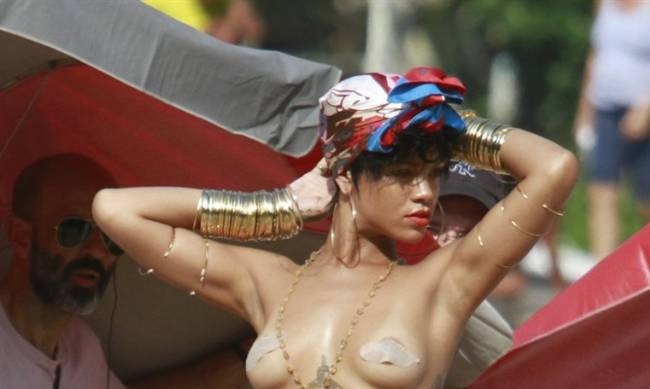 Rihanna: Τόπλες στην Βραζιλία