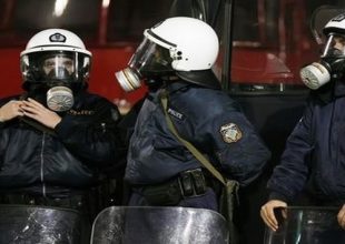Πετροπόλεμος έξω από το “Κ. Βικελίδης”