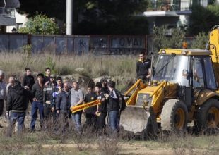 Το κόκκινο αυτοκίνητο που ξεσήκωσε τους οπαδούς