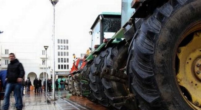 Συνεχίζουν τις κινητοποιήσεις οι αγρότες Συνεχίζουν τις κινητοποιήσεις οι αγρότες