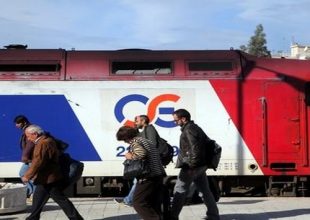Τρίωρη στάση εργασίας από τους σιδηροδρομικούς