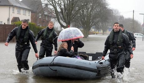 Στο έλεος της θεομηνίας η Μεγάλη Βρετανία Στο έλεος της θεομηνίας η Μεγάλη Βρετανία
