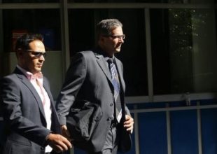 Από την πλαϊνή πόρτα μπήκαν οι τροϊκανοί στο υπουργείο Οικονομικών