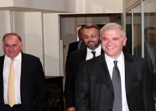 Περιμένει το σήμα του Μελισσανίδη