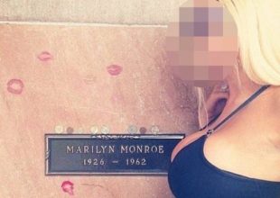 Ποζάρει πάνω από τον τάφο της Μονρόε φορώντας το σουτιέν της!