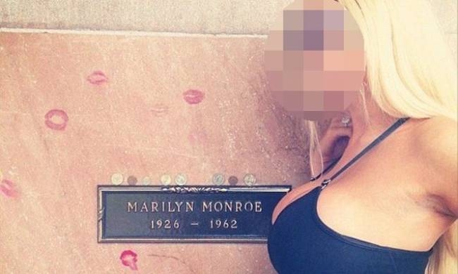 Ποζάρει πάνω από τον τάφο της Μονρόε φορώντας το σουτιέν της!