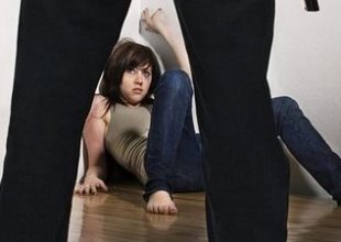 Μία στις τρεις γυναίκες έχει πέσει θύμα κακοποίησης