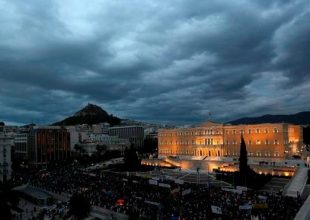 Πλήθος κόσμου διαδηλώνει στο Σύνταγμα κατά του πολυνομοσχεδίου