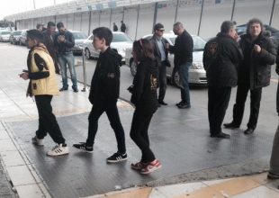 Μοίρασε φανέλες της ΑΕΚ ο Δημητριάδης
