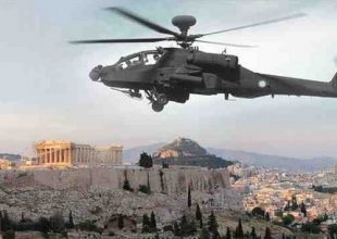 Μαχητικά και ελικόπτερα Apache πάνω απ’την Αθήνα