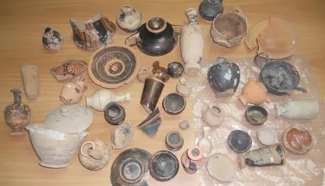 Συνελήφθησαν μητέρα και γιος για αρχαία και όπλα