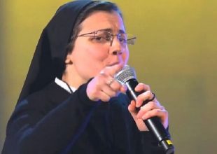 Καλόγρια κάνει πάταγο τραγουδώντας σε τηλεοπτικό σόου