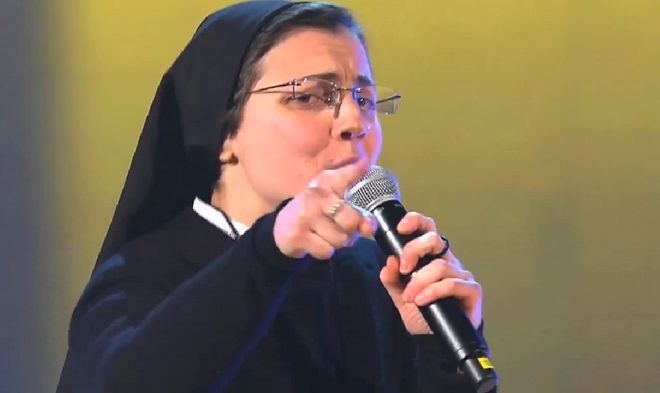 Καλόγρια κάνει πάταγο τραγουδώντας σε τηλεοπτικό σόου