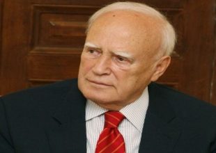 Κάρολος Παπούλιας: “Ο λαός δίνει μάχη για να σπάσει τον κλοιό των δανειστών”