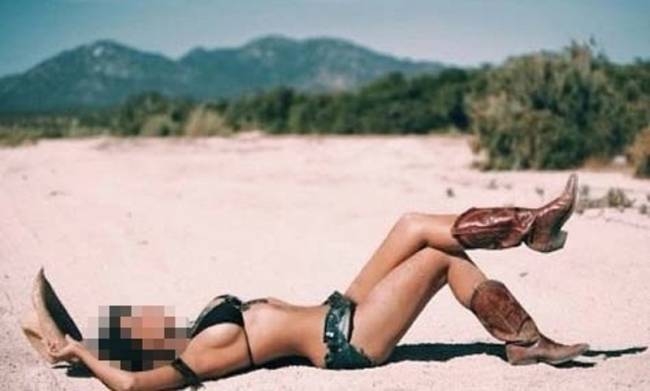 Τρέλανε τον ανδρικό πληθυσμό με τη σέξι φωτογραφία της στην παραλία η…