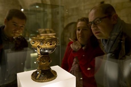 Ισπανοί ιστορικοί ισχυρίζονται ότι βρήκαν το Άγιο Δισκοπότηρο Ισπανοί ιστορικοί ισχυρίζονται ότι βρήκαν το Άγιο Δισκοπότηρο