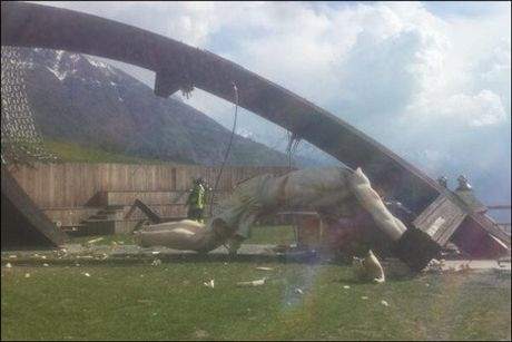 Κατέρρευσε σταυρός αφιερωμένος στον πάπα Κατέρρευσε σταυρός αφιερωμένος στον πάπα