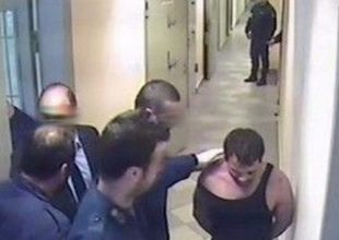 Βίντεο σοκ: Η μεταφορά του Καρέλι στο κελί “ψυγείο” και τα άγρια βασανιστήρια