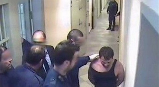 Βίντεο σοκ: Η μεταφορά του Καρέλι στο κελί “ψυγείο” και τα άγρια βασανιστήρια