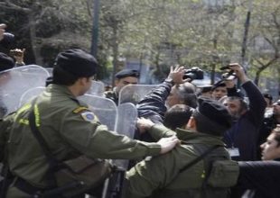 Χημικά σε συγκέντρωση διαμαρτυρίας στην Ερμού. Αντιδράσεις για το άνοιγμα των καταστημάτων