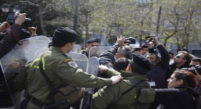 Χημικά σε συγκέντρωση διαμαρτυρίας στην Ερμού. Αντιδράσεις για το άνοιγμα των καταστημάτων