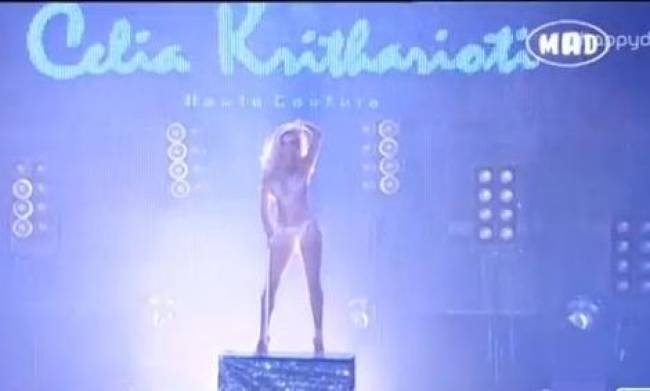 Η Δούκισσα τραγουδά με διάφανο κορμάκι (vid)