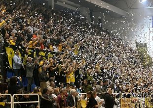 Μόνο ο κόσμος θύμιζε… AEK (vids)