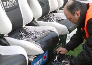Επίθεση με ψάρια στον πάγκο του Ολυμπιακού (pic)