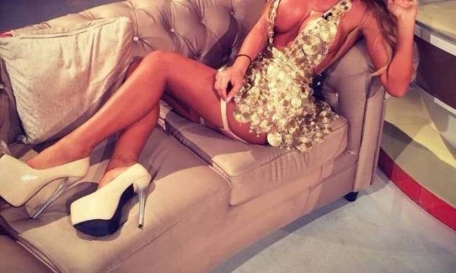 Τι έγινε ρε παιδιά; Τι είναι αυτό ανάμεσα στα πόδια της παρουσιάστριας;