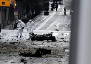 Αυτοκίνητο – βόμβα εξερράγη έξω από την Τράπεζα της Ελλάδας στο κέντρο της Αθήνας