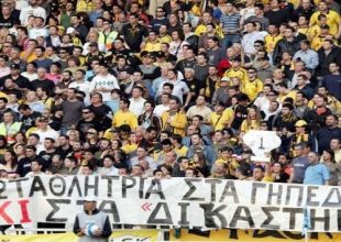 Πρωταθλήτρια στο γήπεδο (vid)