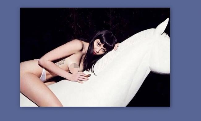 Η Miley Cyrus ημίγυμνη πάνω σε άλογο